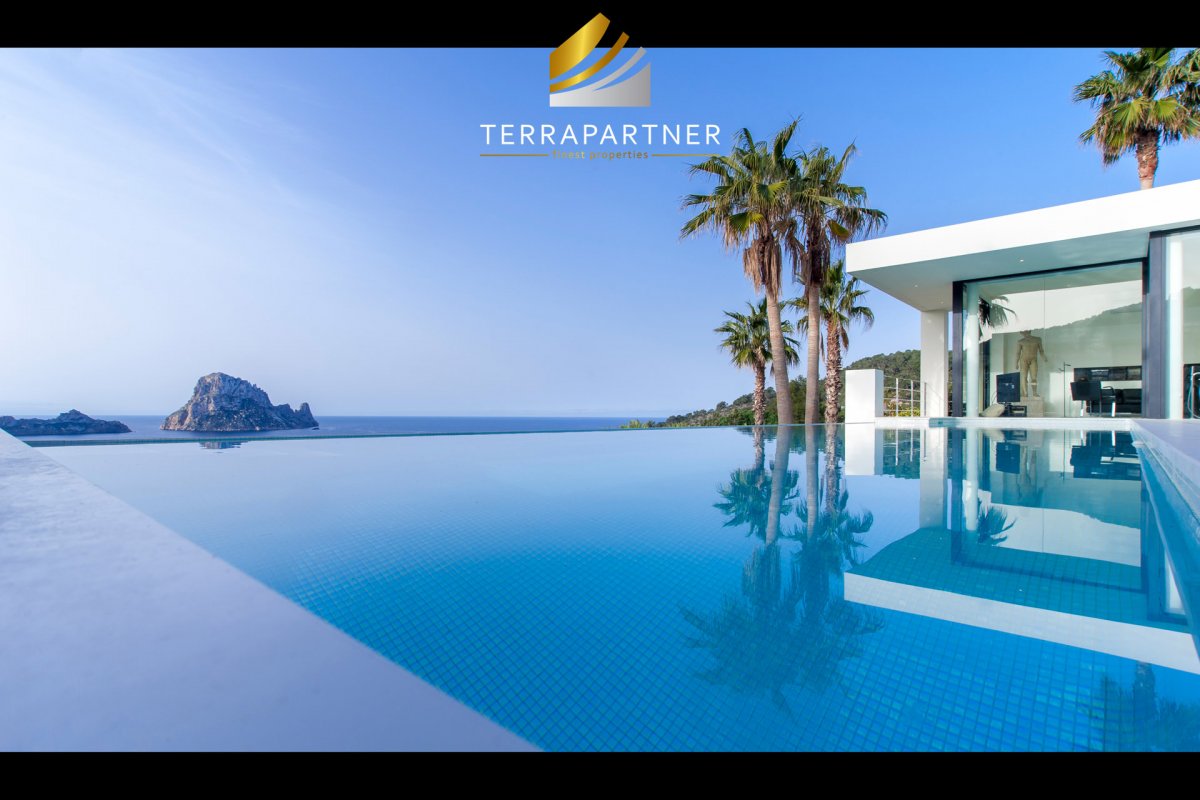 Modern luxury villa with breathtaking panoramic sea views