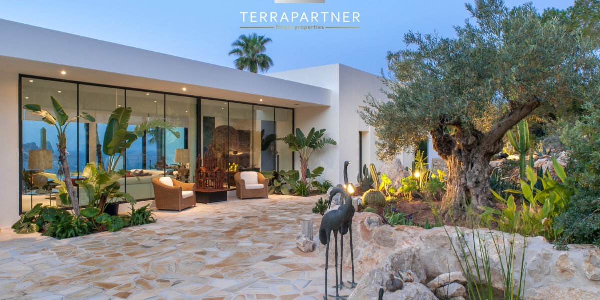 Modern luxury villa with breathtaking panoramic sea views