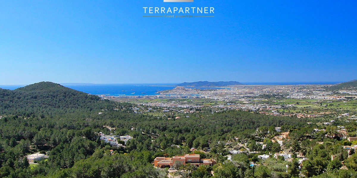 Luxus-Villa mit atemberaubendem Panorama-Blick auf das Meer und Dalt Vila