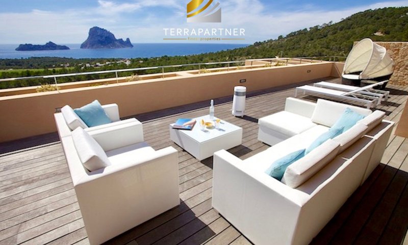 Penthouse with stunning views to the sea and to Es Vedrá